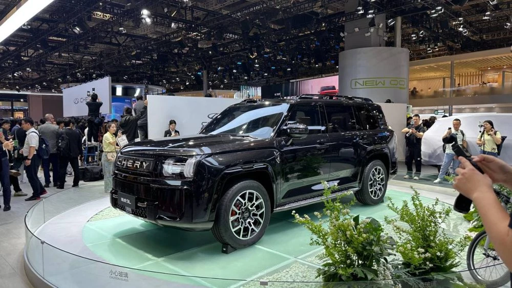 Кроссовер Chery Tiggo 9L сбоку спереди Шанхай Шанхайский автосалон 2025