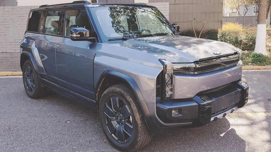 Кроссовер Chery X3 Plus сбоку спереди