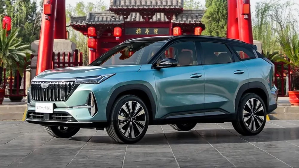 новый Geely Atlas 2025 сбоку спереди