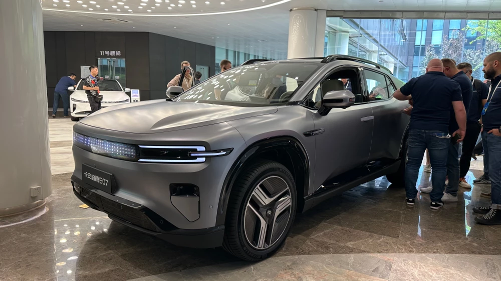 deepal e07 nevo e07 трансформер пикап кроссовер сбоку спереди серый матовый