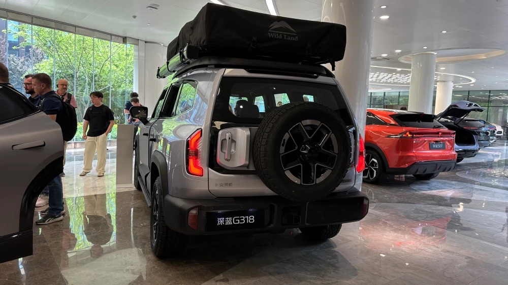 deepal g318 внедорожник гибридный сбоку сзади серебряный 