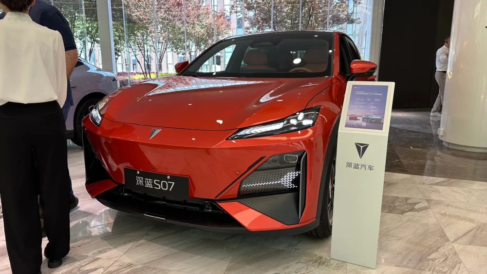 deepal s07 сбоку спереди оранжевый кроссовер гибридный