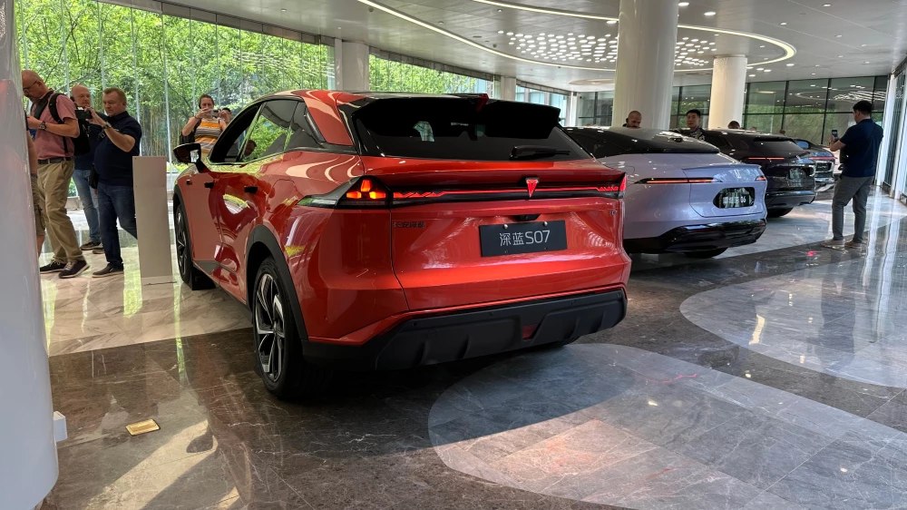 deepal s07 сбоку сзади оранжевый кроссовер гибридный 