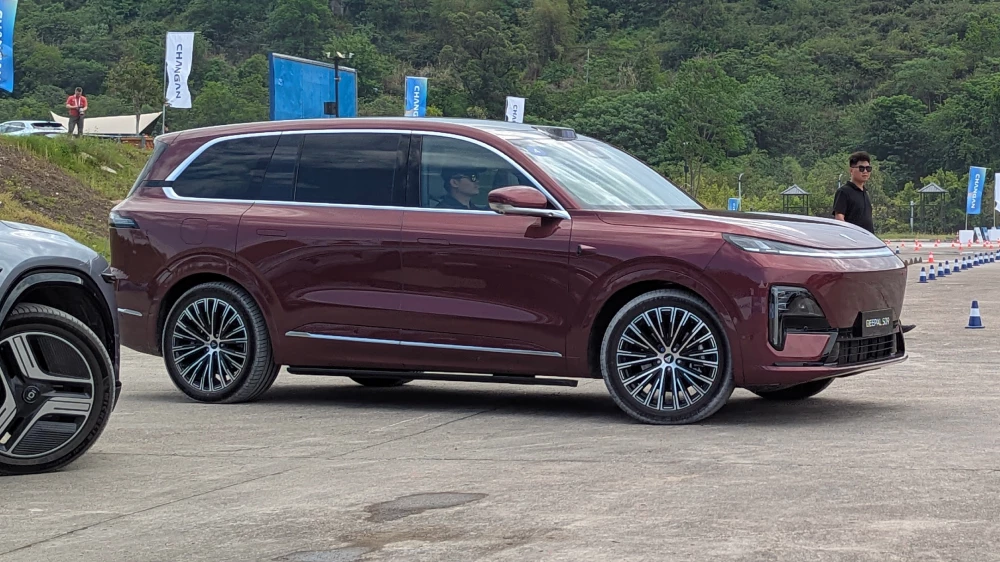 Ещё один соперник Li Auto. Первый тест-драйв Deepal S09 от Changan deepal s09 гибридный кроссовер сбоку спереди бордовый захаров