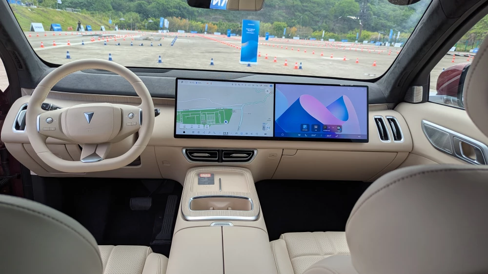 deepal s09 салон белый экраны шесть сидений центральная консоль