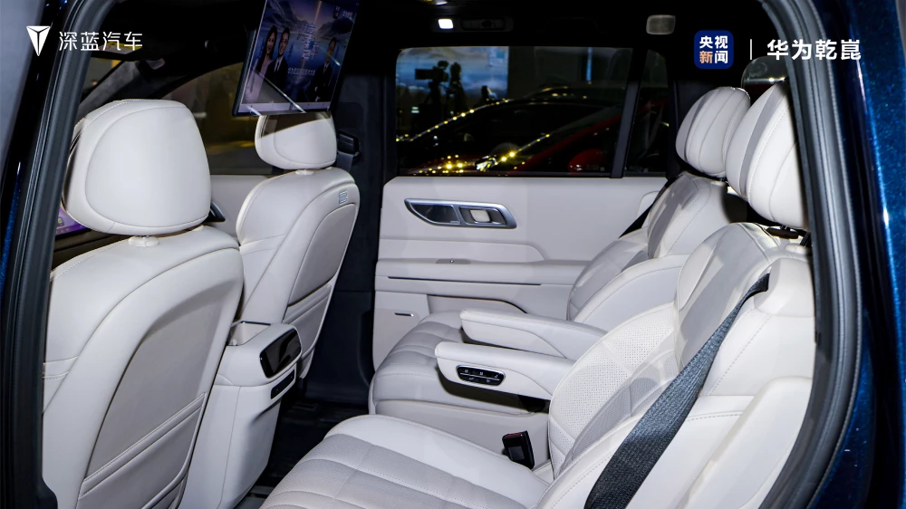 deepal s09 салон белый экраны шесть сидений центральная консоль