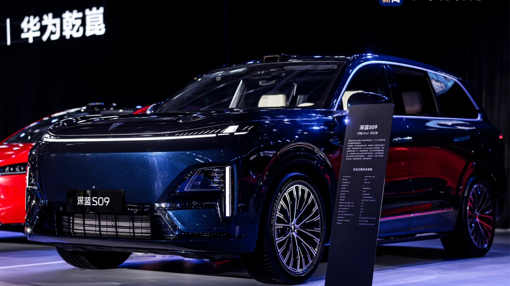 deepal s09 гибридный кроссовер сбоку спереди синий конкурент лисян li auto