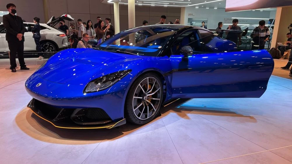 Купе Denza Z сбоку спереди шанхай автосалон шанхайский 2025