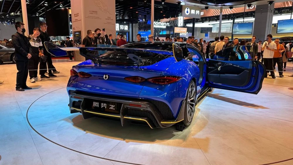 Купе Denza Z сбоку сзади шанхай автосалон шанхайский 2025