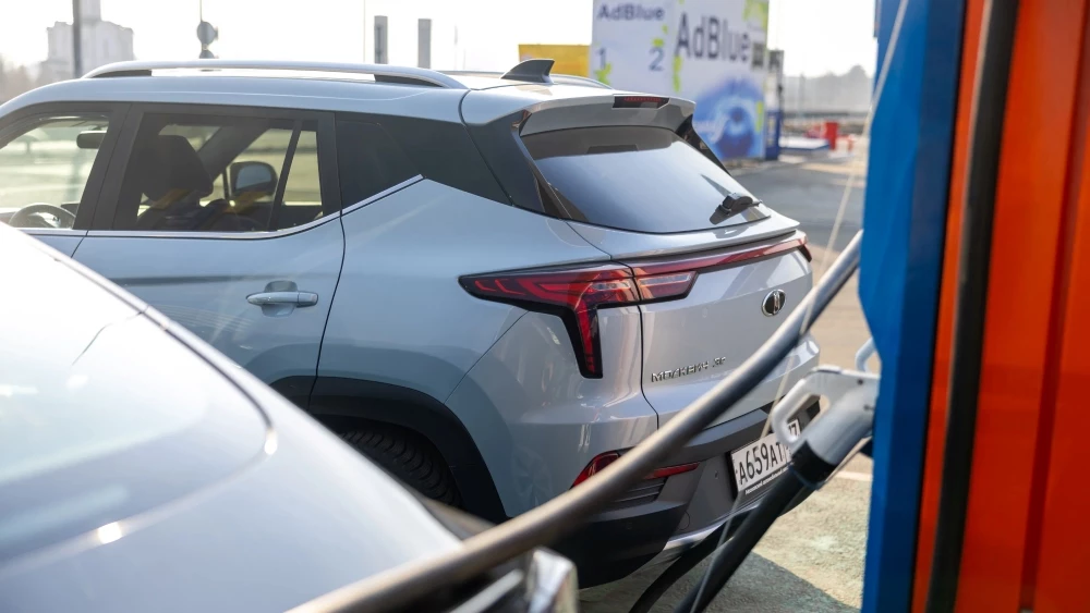 Кроссовер «Москвич 3е» на зарядной станции сзади