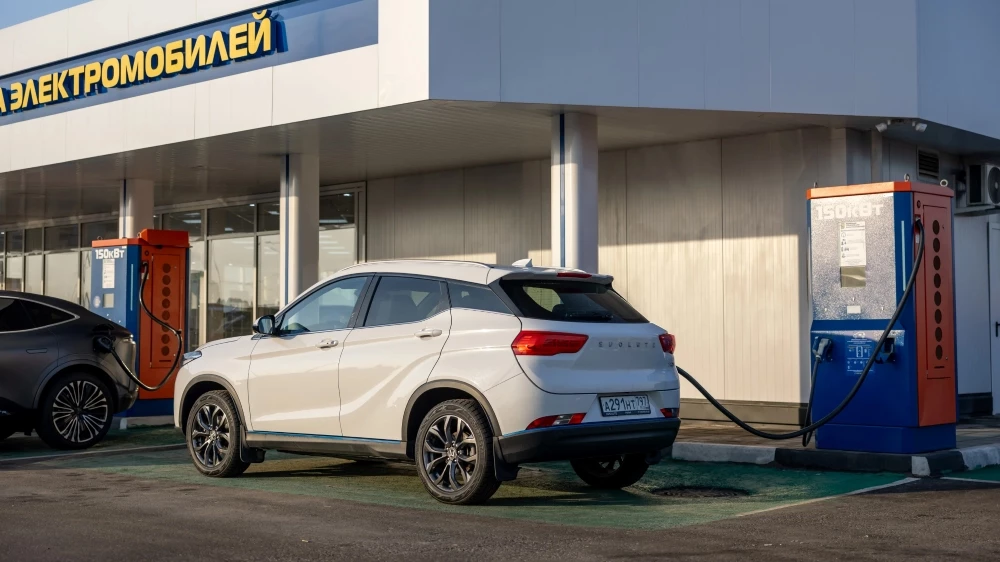 Кроссовер Evolute i-Joy на зарядной станции сзади сбоку