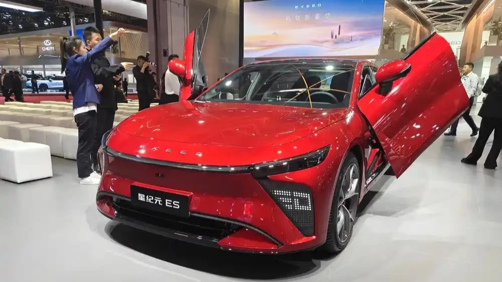 Электрический седан Exeed Exlantix ES с ламбо-дверями сбоку спереди шанхай шанхайский автосалон 2025