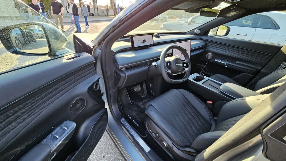 Exlantix ET тест салон интерьер первый ряд