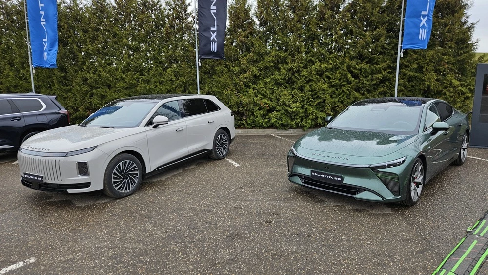 Exlantix ET тест сбоку спереди ES седан вместе