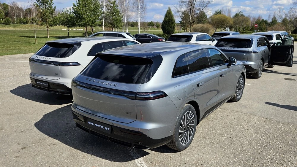 Exlantix ET тест сбоку сзади несколько машин