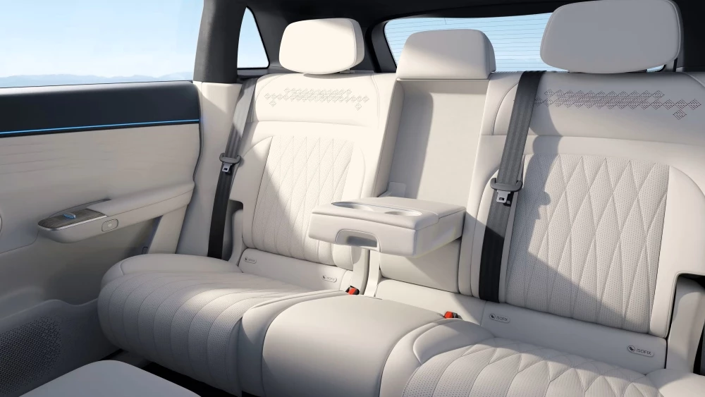 exeed exlantix et гибридный кроссовер салон белый