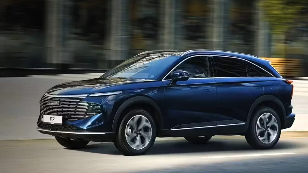 Haval F7 второго поколения сбоку спереди