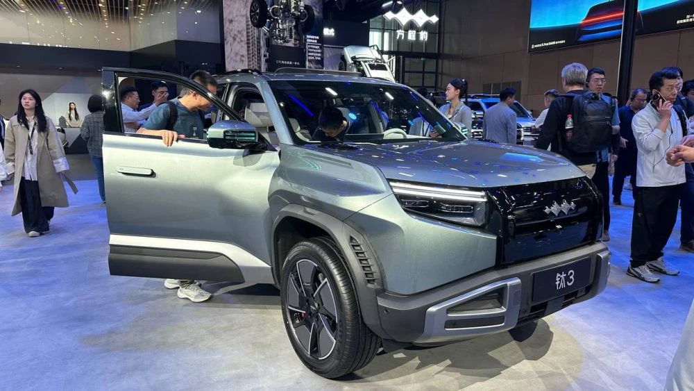Электрический кроссовер Fang Cheng Bao Tai 3 сбоку спереди шанхай шанхайский автосалон 2025