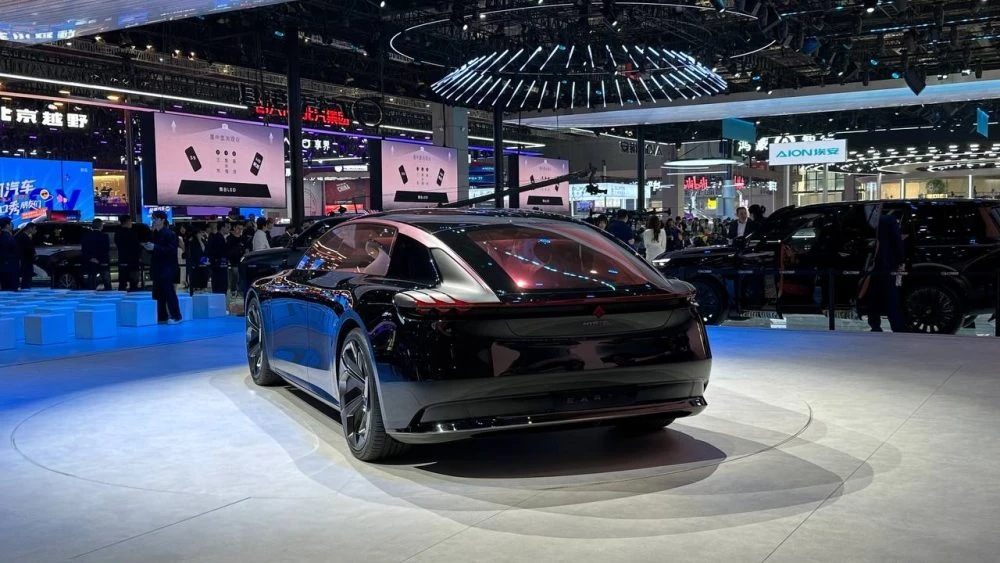 Концептуальный седан GAC Aion Earth сбоку сзади шанхай шанхайский автосалон 2025