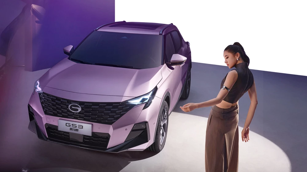 gac gs3 2025 модельного года обновленный кроссовер сбоку спереди розовый новый дизайн решетка радиатора