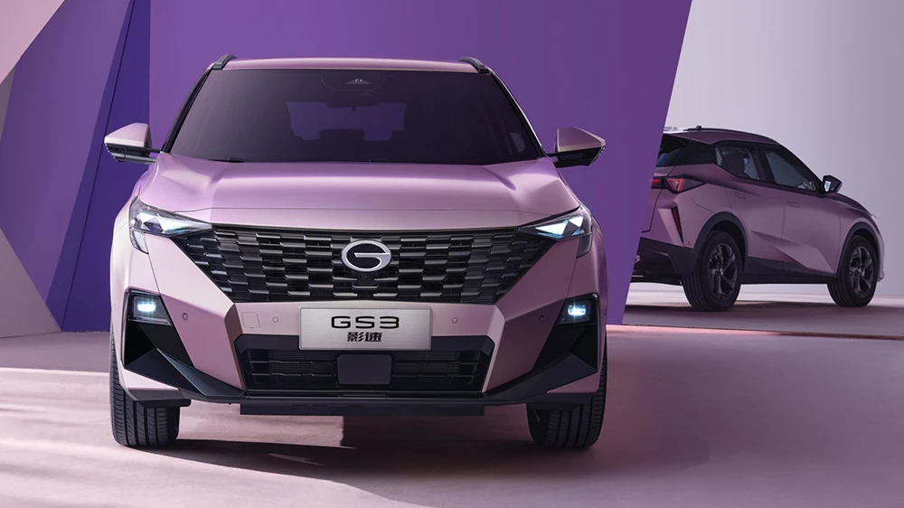 gac gs3 2025 модельного года обновленный кроссовер сбоку спереди розовый новый дизайн решетка радиатора