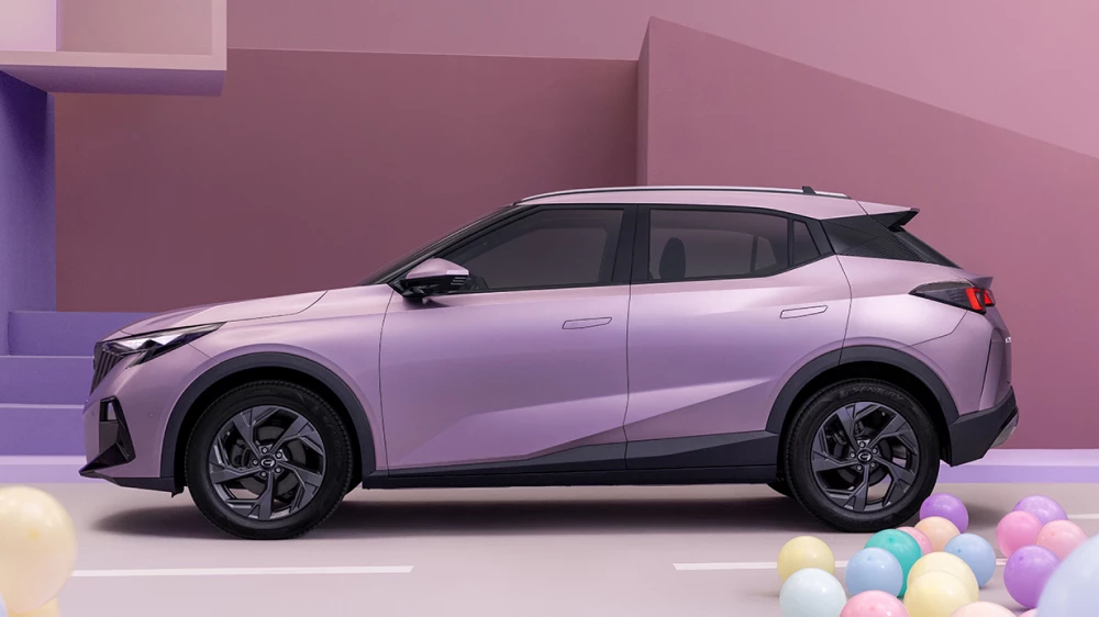 gac gs3 2025 модельного года обновленный кроссовер сбоку спереди розовый новый дизайн сбоку розовый