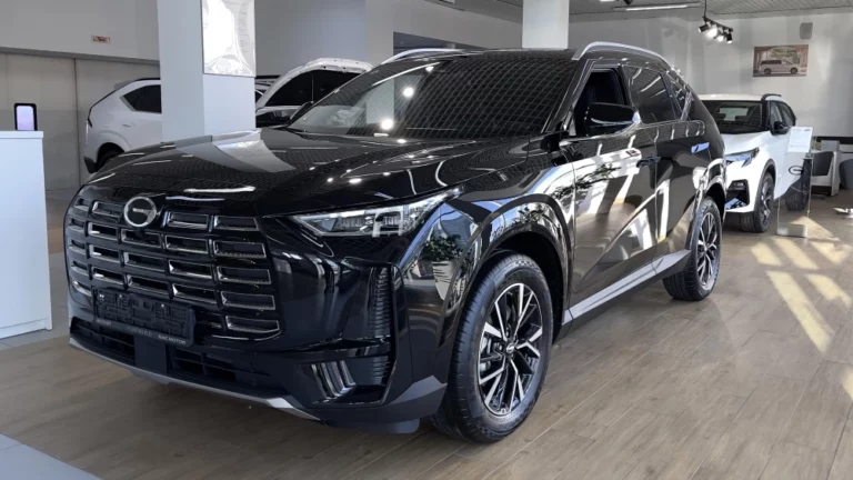 Кроссовер GAC GS4 у дилера в автосалоне черный купить новый сбоку спереди