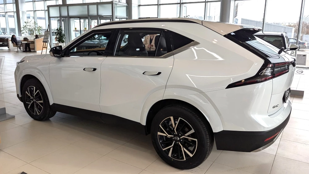 Кроссовер GAC GS4 у дилера в автосалоне белый купить новый сбоку сзади