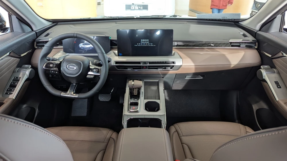 Кроссовер GAC GS4 у дилера в автосалоне салон интерьер