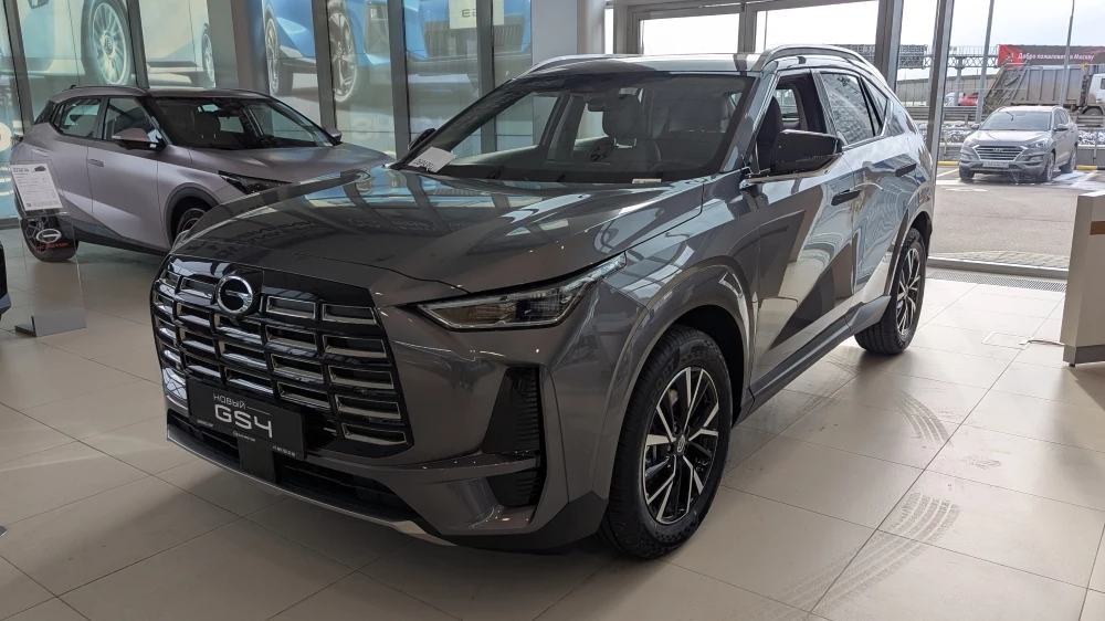 Кроссовер GAC GS4 у дилера в автосалоне серый купить новый сбоку спереди