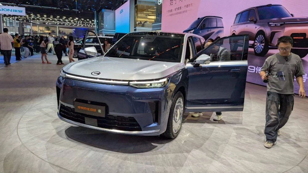 Гибридный кроссовер GAC S9 сбоку спереди шанхай шанхайский автосалон 2025