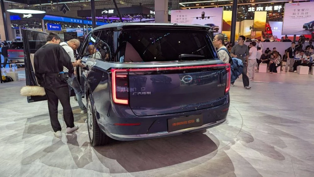 Гибридный кроссовер GAC S9 сбоку сзади шанхай шанхайский автосалон 2025