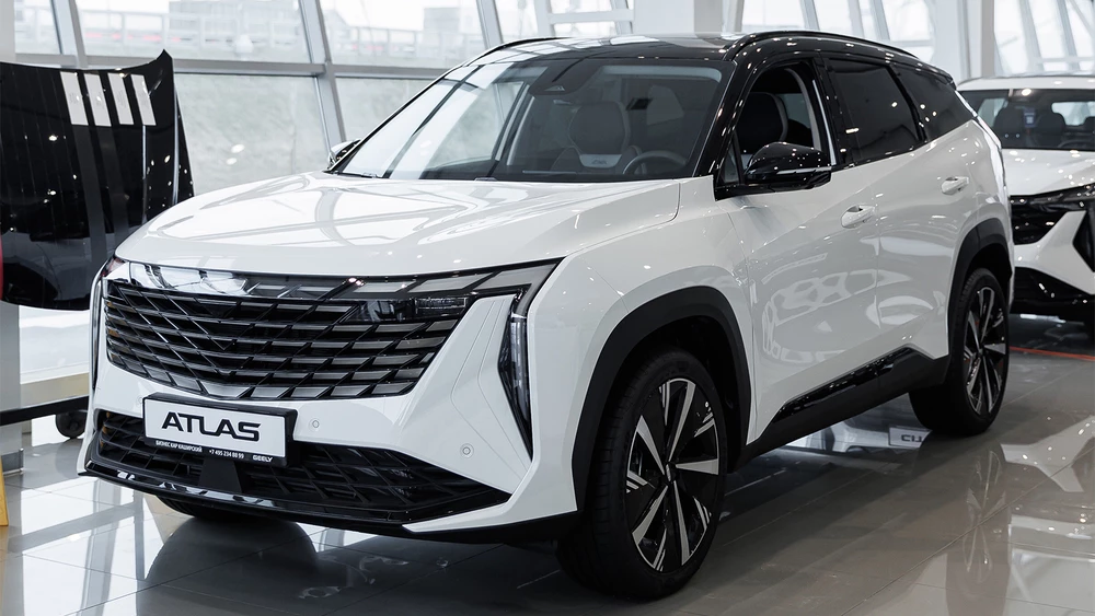 Geely Atlas Бизнес Кар у дилера в автосалоне купить новый сбоку спереди