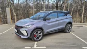 Рестайлинговый кроссовер Geely Coolray сбоку спереди подкаст