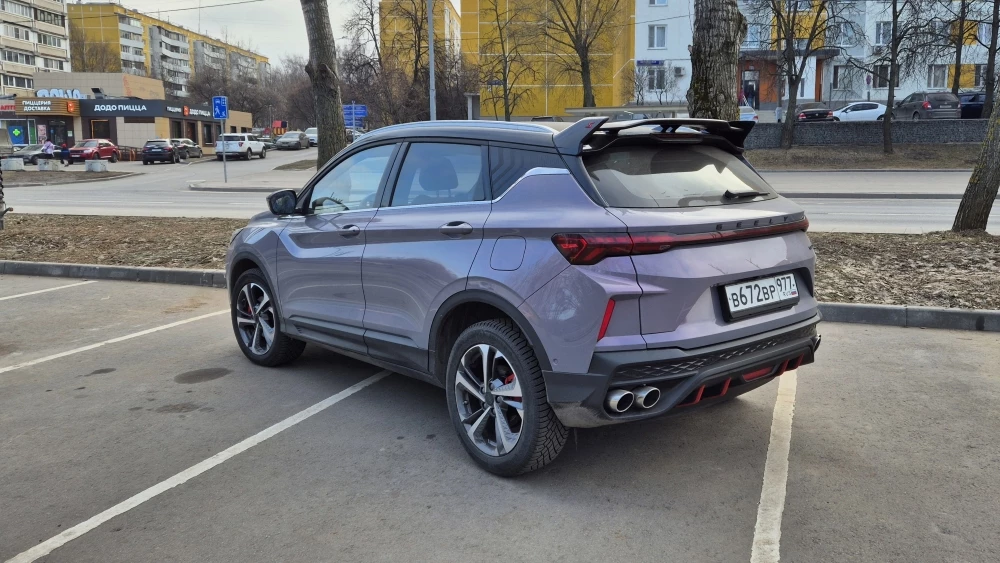 Рестайлинговый кроссовер Geely Coolray сбоку сзади подкаст