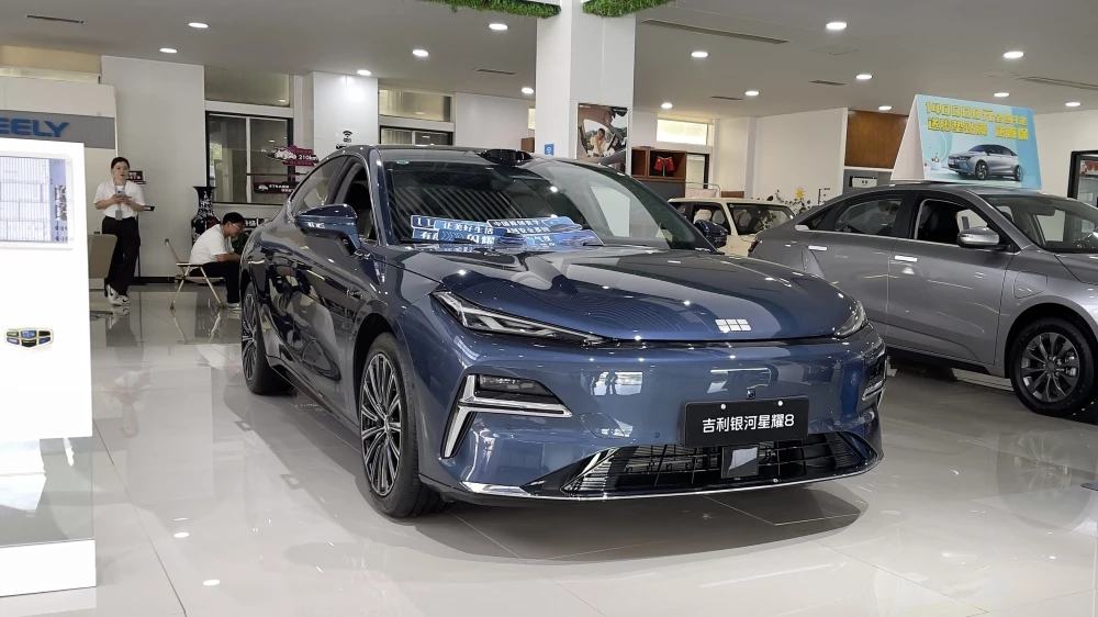 Дилерский центр компании Geely в Китае сбоку спереди