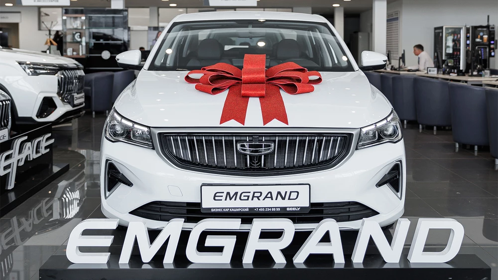 Geely Emgrand Бизнес Кар у дилера в автосалоне купить новый сбоку спереди
