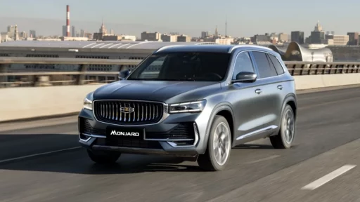 Geely Monjaro сбоку спереди в динамике