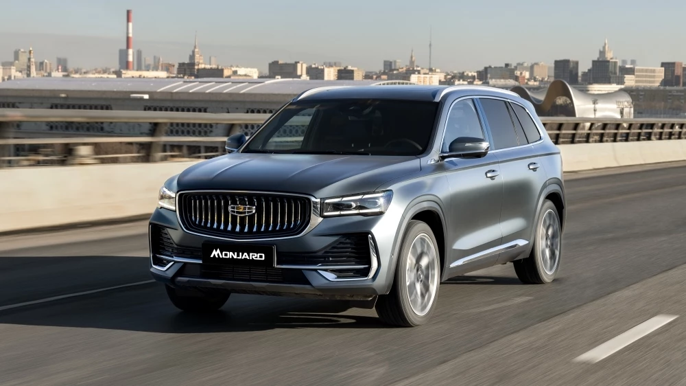 Geely Monjaro сбоку спереди в динамике