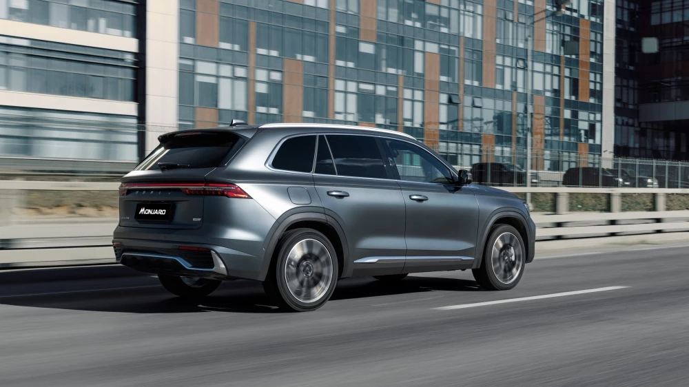 Geely Monjaro сбоку сзади в динамике