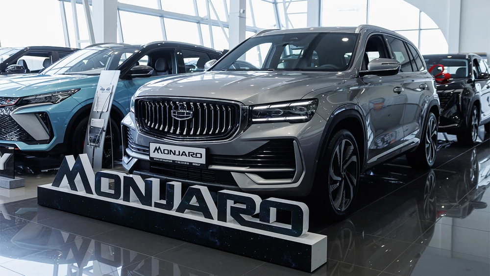 Geely Monjaro Бизнес Кар у дилера в автосалоне купить новый сбоку спереди
