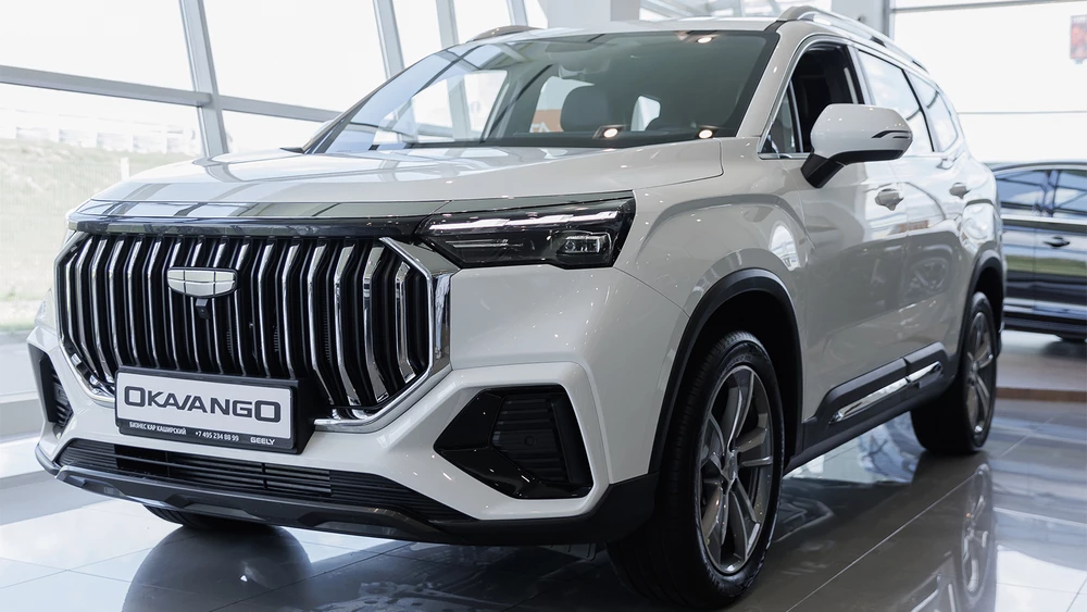 Geely Okavango Бизнес Кар у дилера в автосалоне купить новый сбоку спереди