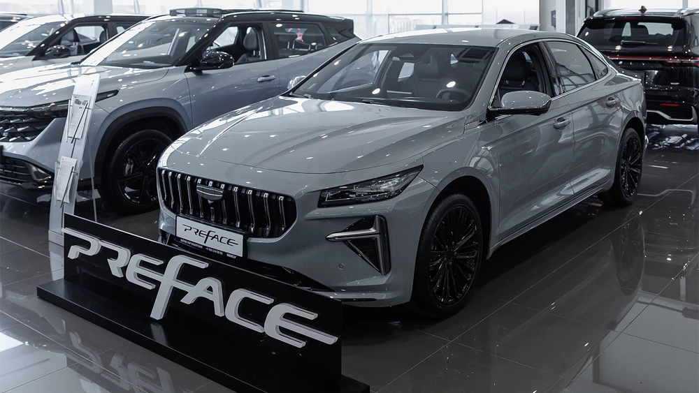 Geely Preface Бизнес Кар у дилера в автосалоне купить новый сбоку спереди