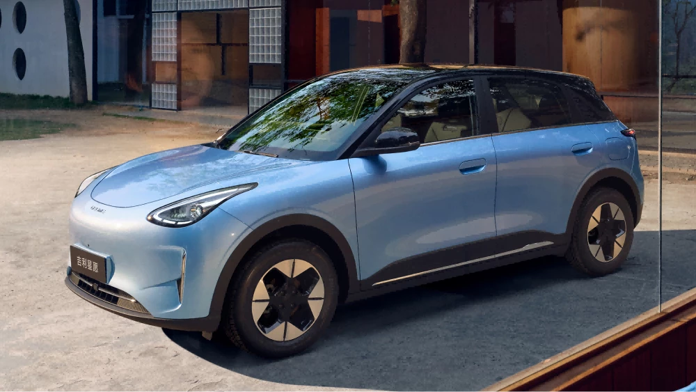 geely xingyuan сбоку спереди голубой электромобиль хэтчбек