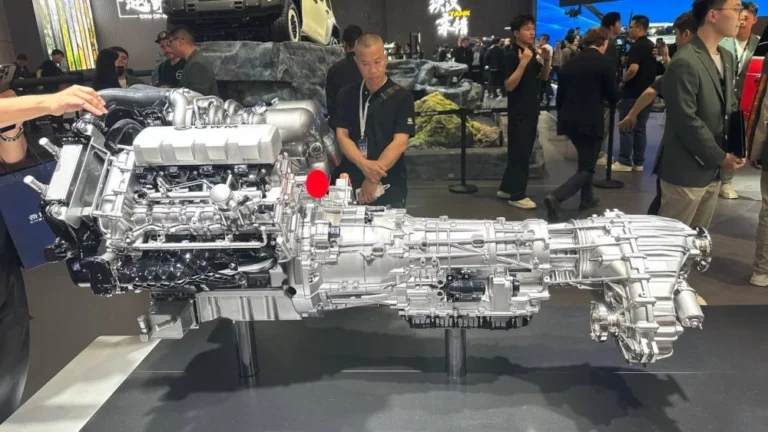 Двигатель V8 от GWM в павильоне Шанхайского автосалона 2025