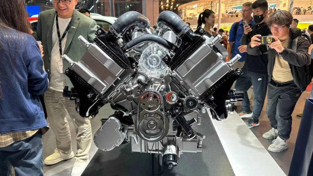 Двигатель V8 от GWM в павильоне Шанхайского автосалона 2025