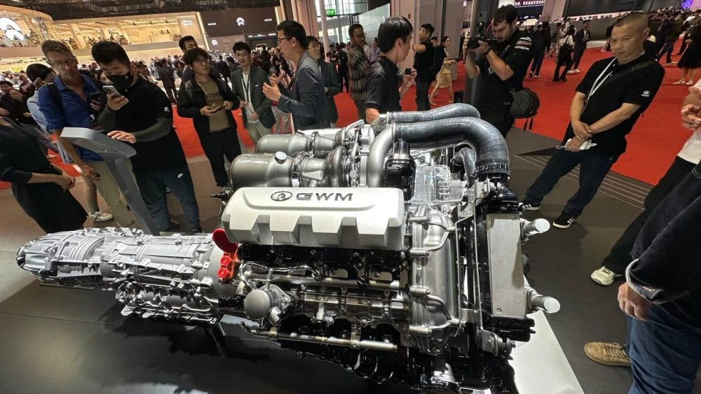 Двигатель V8 от GWM в павильоне Шанхайского автосалона 2025