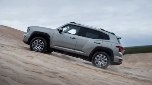 Haval H7 тест сбоку едет вверх