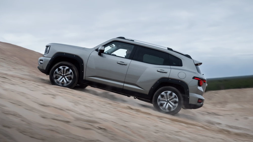 Haval H7 тест сбоку едет вверх