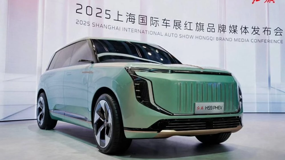 Гибридный кроссовер Hongqi HS9 PHEV сбоку спереди шанхай шанхайский автосалон 2025